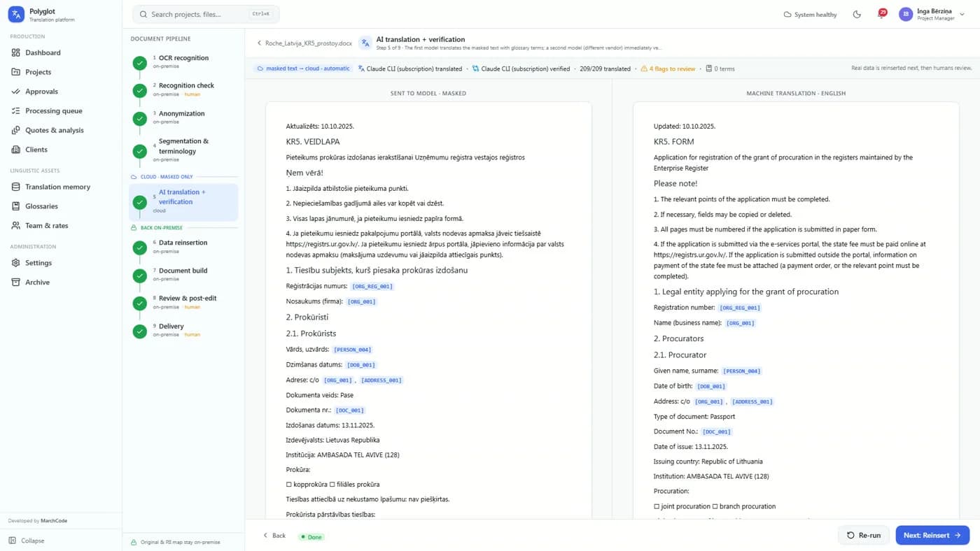 Traducción con IA y revisión independiente: la nube ve máscaras en lugar de datos personales. Un segundo modelo de IA revisa la traducción del primero y marca los puntos dudosos, aquí 4 marcas en 209 segmentos